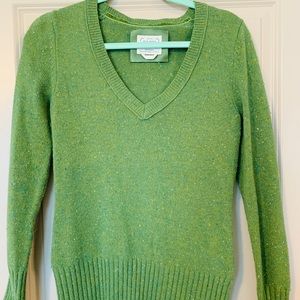 ☘️ Green v-neck sweater! ☘️